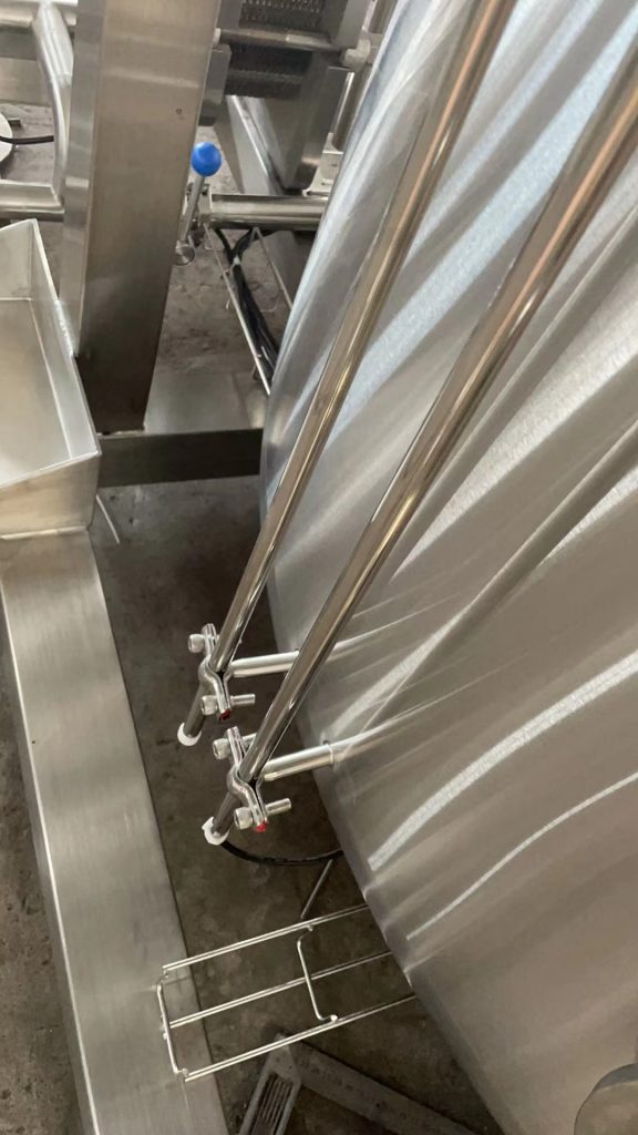 食品廠電氣安全升級：不銹鋼電纜橋架的選型與合規應用指南